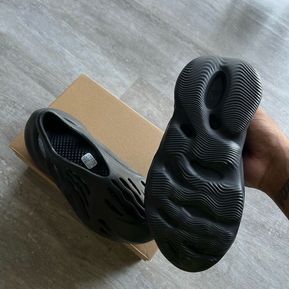 Yeezy Runners ‘Onyx’